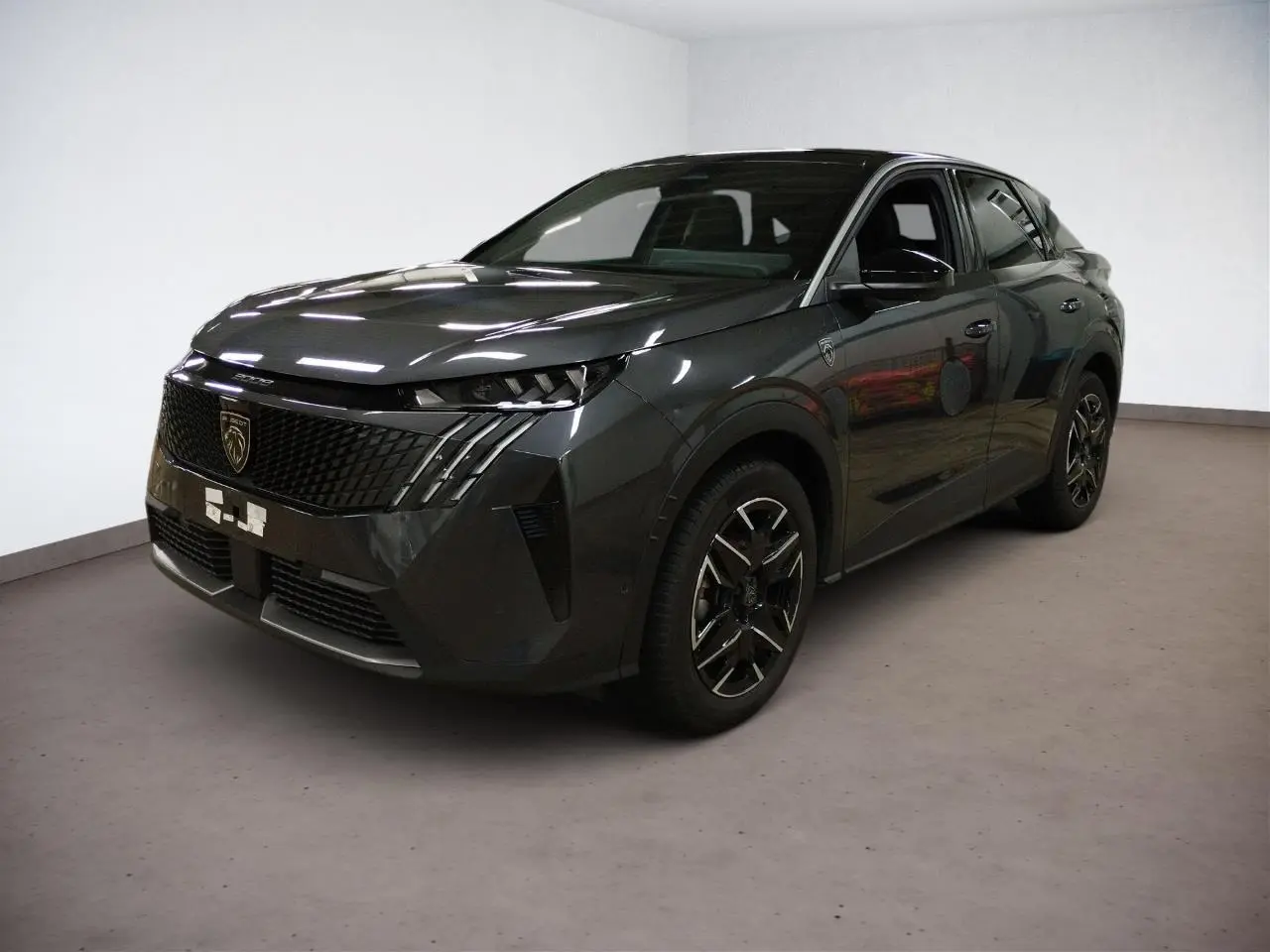 Peugeot 3008 Hybrid gris Titane en 3/4 avant droit, avec calandre noire et jantes alliage 19 pouces.