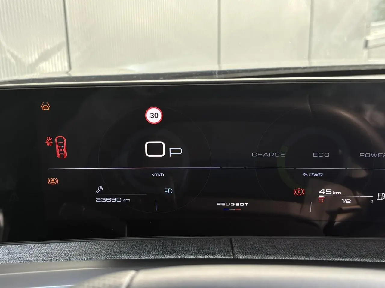Affichage numérique du tableau de bord Peugeot 3008 Hybrid 145 e-DSC6 GT, indiquant vitesse zéro et autonomie 45 km.