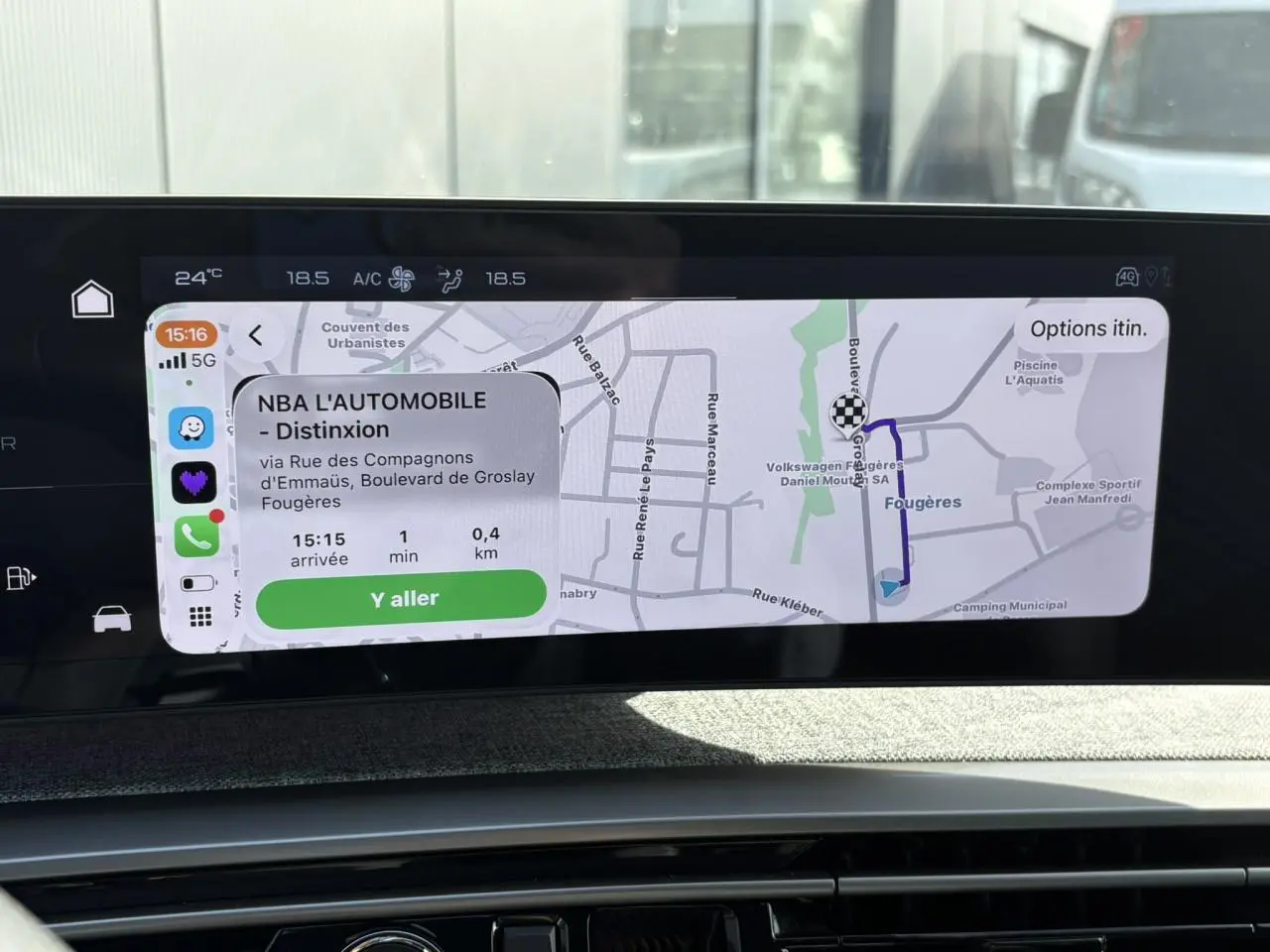 Écran tactile panoramique du tableau de bord du Peugeot 3008 Hybrid 145 e-DSC6 GT affichant une navigation GPS.