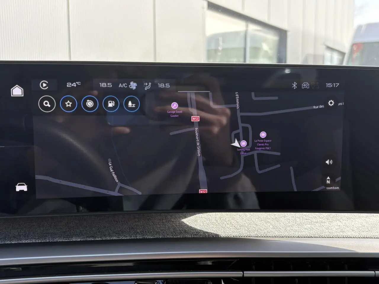 Écran tactile central du Peugeot 3008 Hybrid 145 GT affichant la navigation avec carte et commandes climatisation.