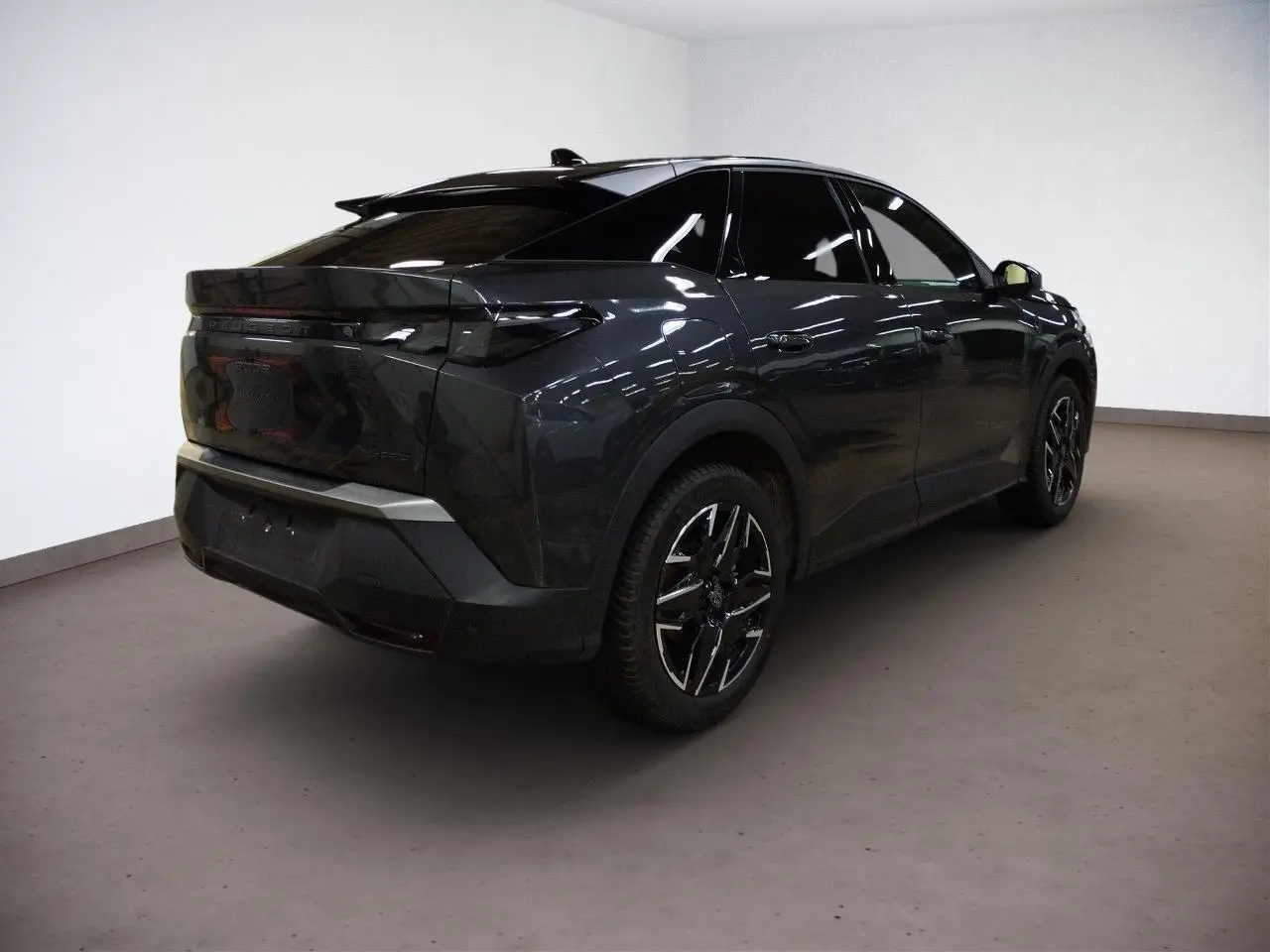 Vue 3/4 arrière droite du Peugeot 3008 Hybrid gris Titane avec toit noir et jantes alliage 19 pouces diamantées.