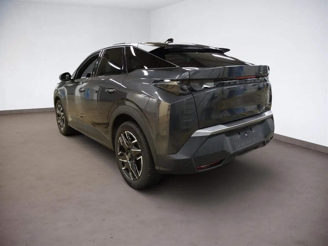 Peugeot 3008 Hybrid 145 e-DSC6 GT gris titane vue 3/4 arrière droit avec jantes alliage 19'' diamantées.