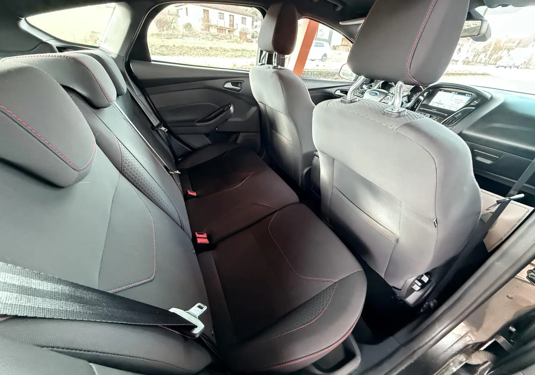 Écran tactile central de la Ford Focus 1.5 TDCI 120 ST Line gris de 2018, affichant la radio RFM à 14h35.