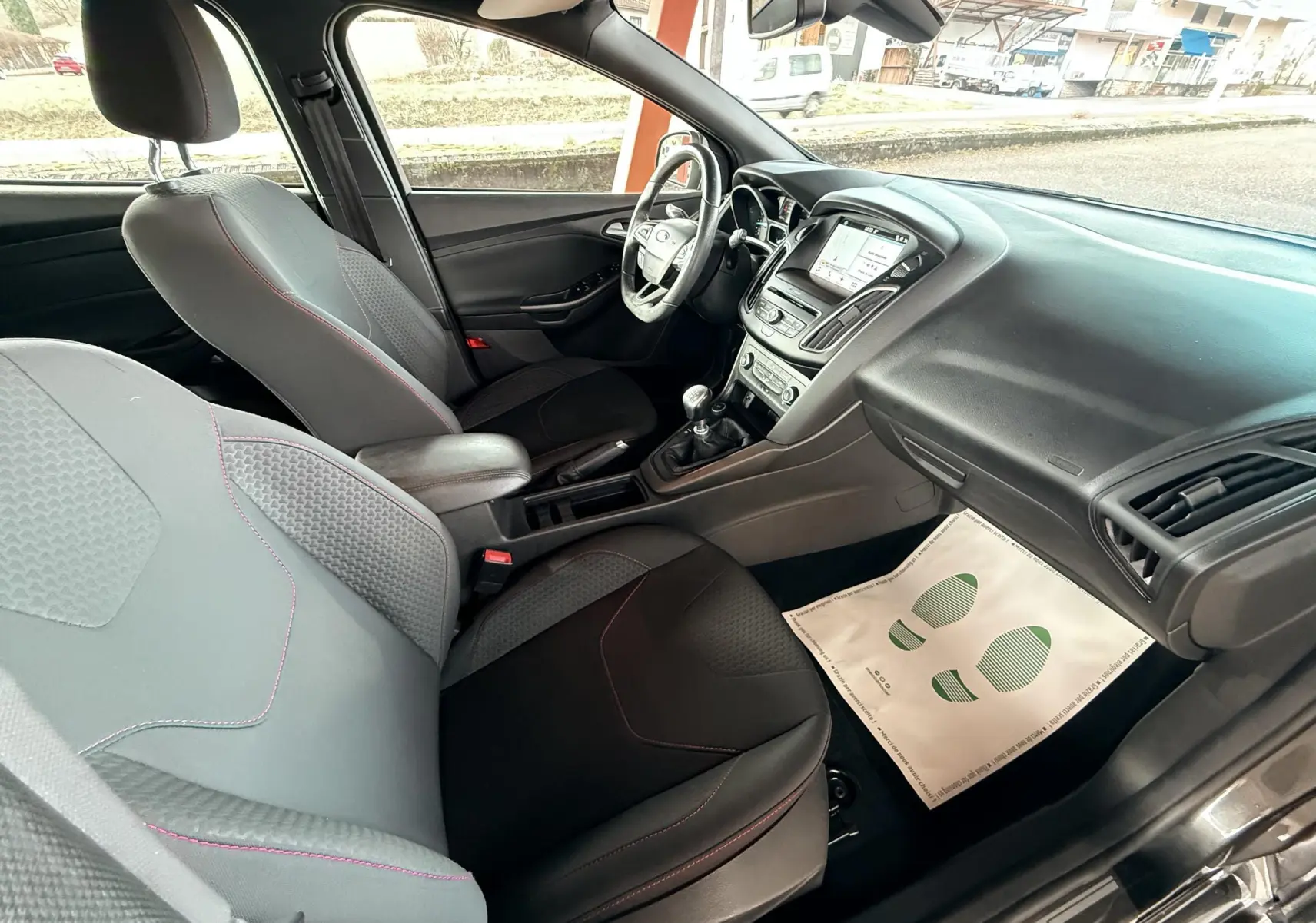 Écran tactile central de la Ford Focus gris 2018, affichant le menu téléphone avec plusieurs options visibles.