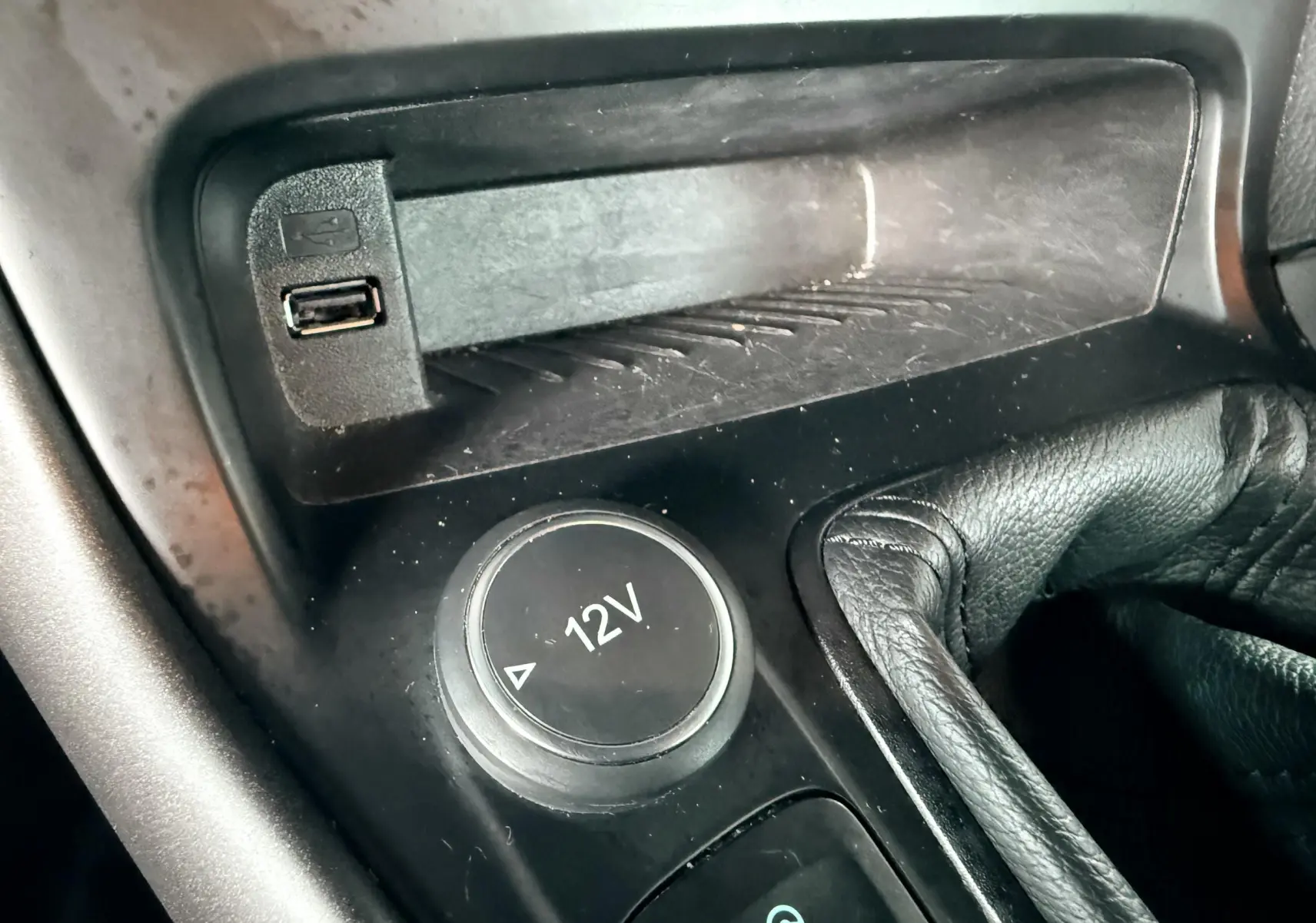 Poignée intérieure de porte côté gauche en plastique noir avec boutons de verrouillage sur Ford Focus gris 2018.