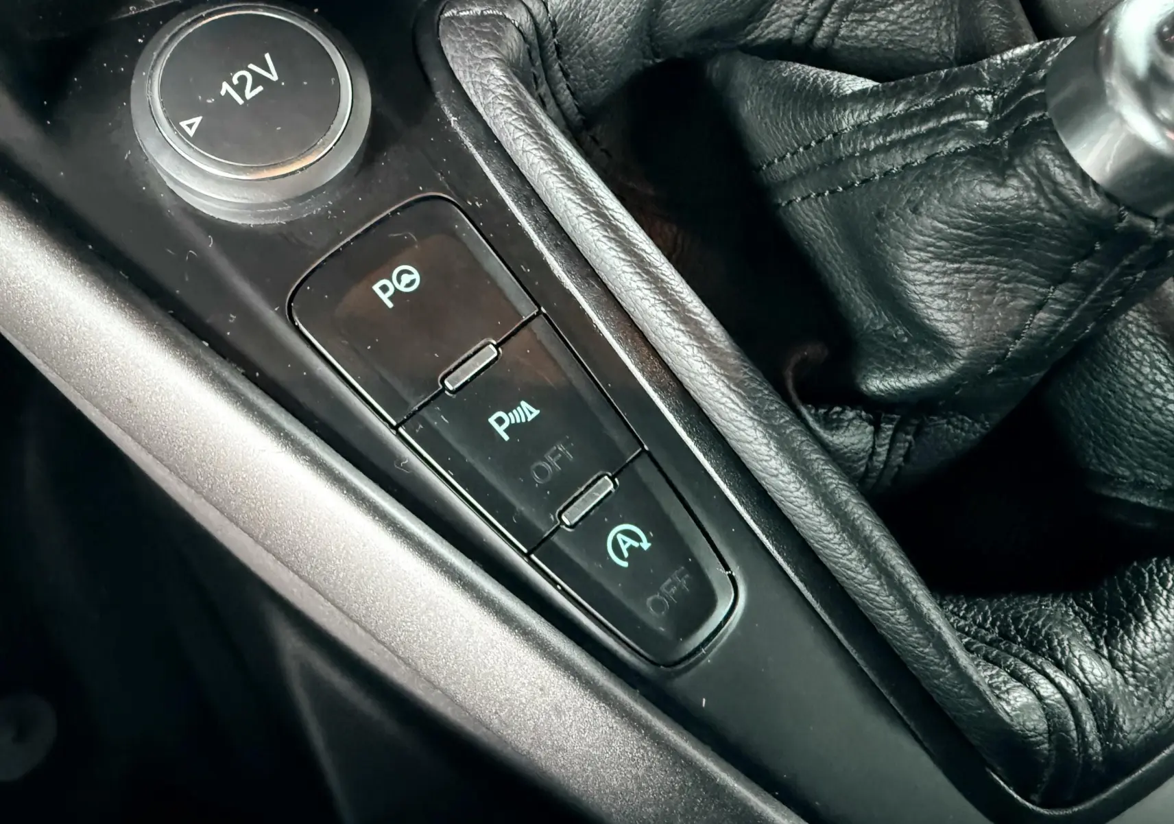 Gros plan sur le panneau de commandes d’éclairage côté gauche intérieur d’une Ford Focus gris 2018.