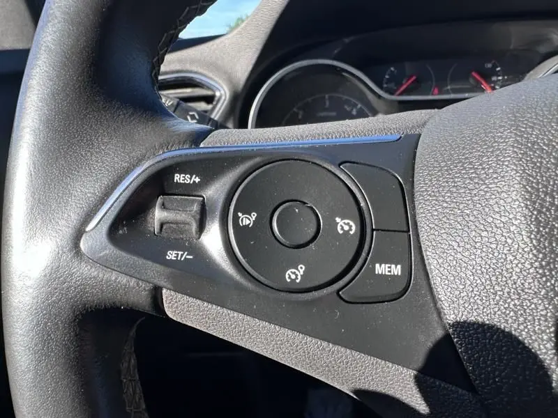 Gros plan sur les commandes de régulateur de vitesse au volant d’un Opel Grandland X blanc, version 1.6 D 120 Innovation 2018.