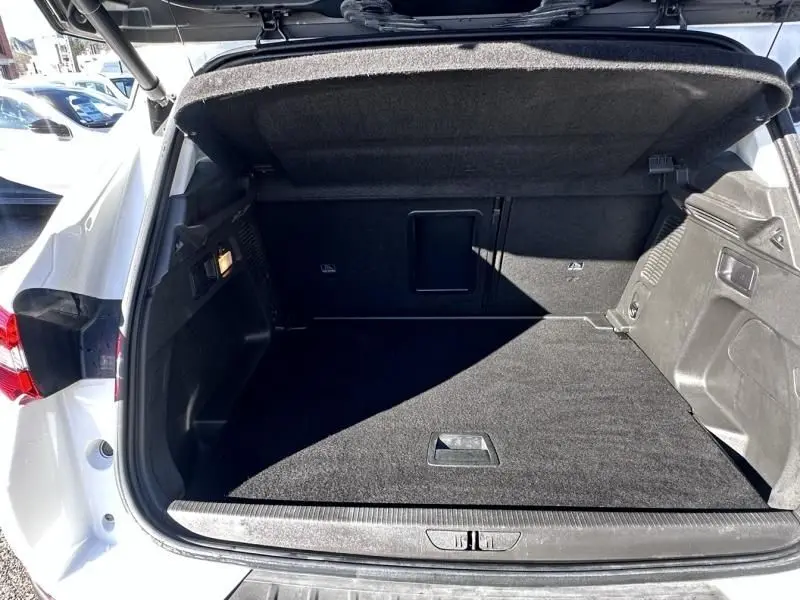 Coffre ouvert vu de l'arrière d'un Opel Grandland X blanc 2018, montrant un espace de chargement propre et spacieux.