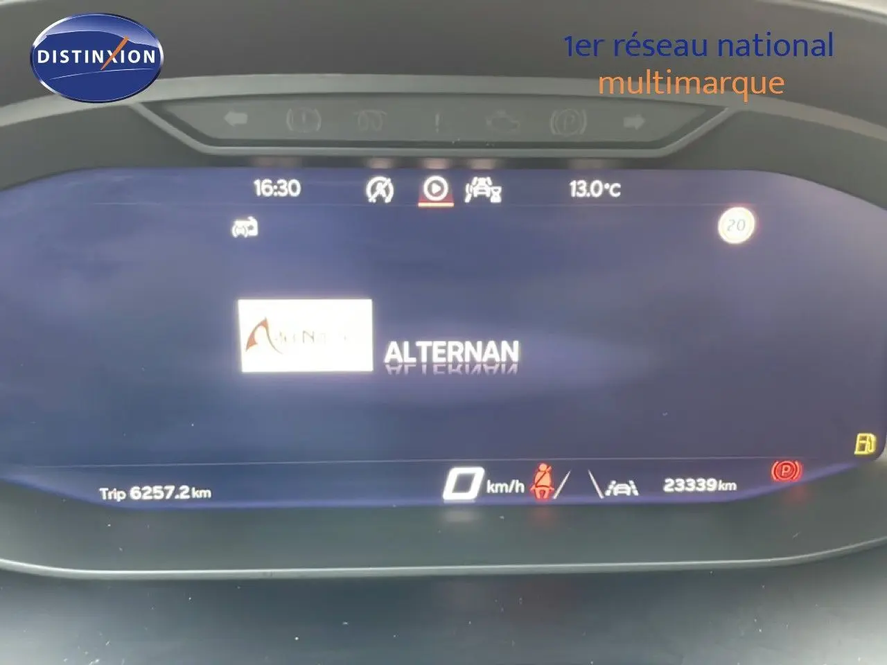 Affichage numérique du tableau de bord du SEAT Arona 2025, montrant la vitesse à 0 km/h et l'interface multimédia.