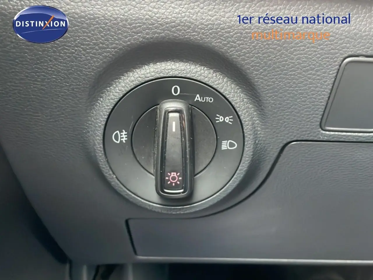 Gros plan sur la molette de commande des phares dans l’habitacle d’une SEAT Arona 2025.