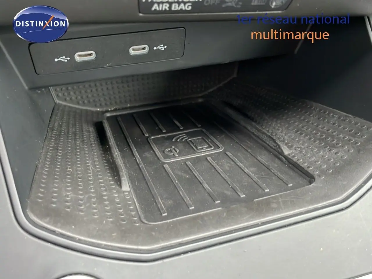 Gros plan sur le chargeur sans fil et ports USB-C dans l'habitacle du SEAT Arona 2025.