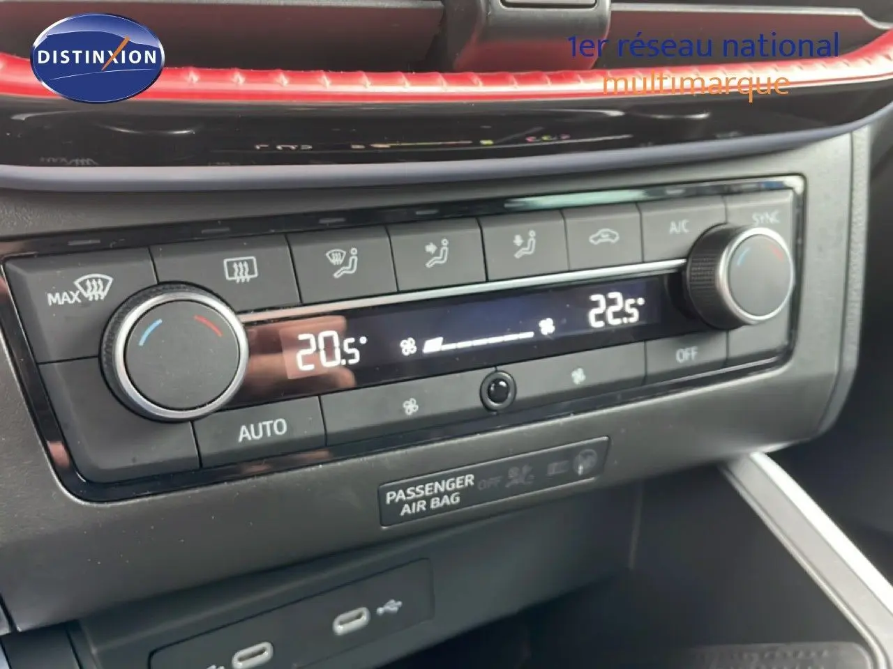 Gros plan sur la commande de climatisation digitale du SEAT Arona bleu saphir avec affichage des températures à 20,5° et 22,5°.