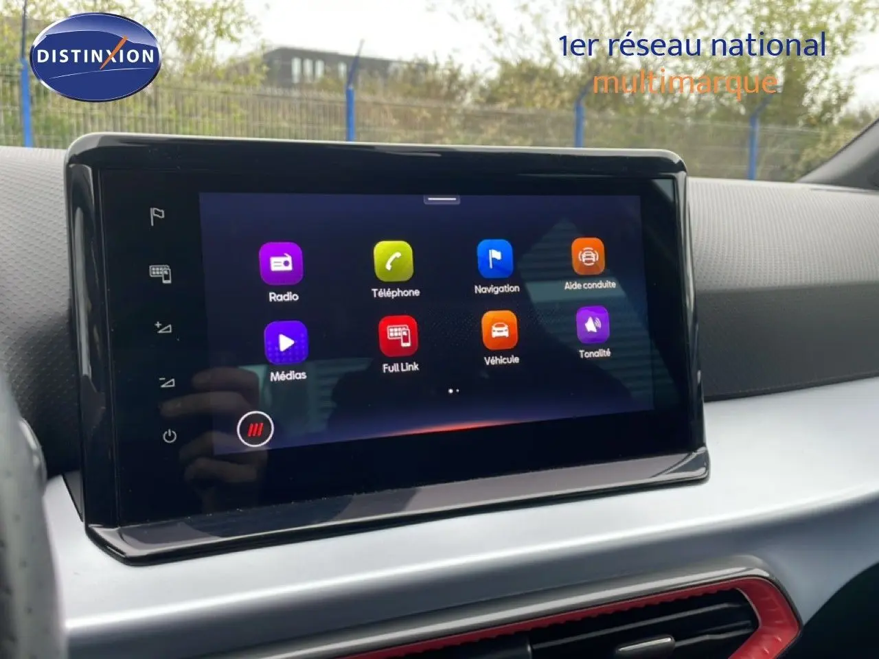 Écran tactile central affichant les icônes de navigation et médias dans l’habitacle d’une SEAT Arona 2025.