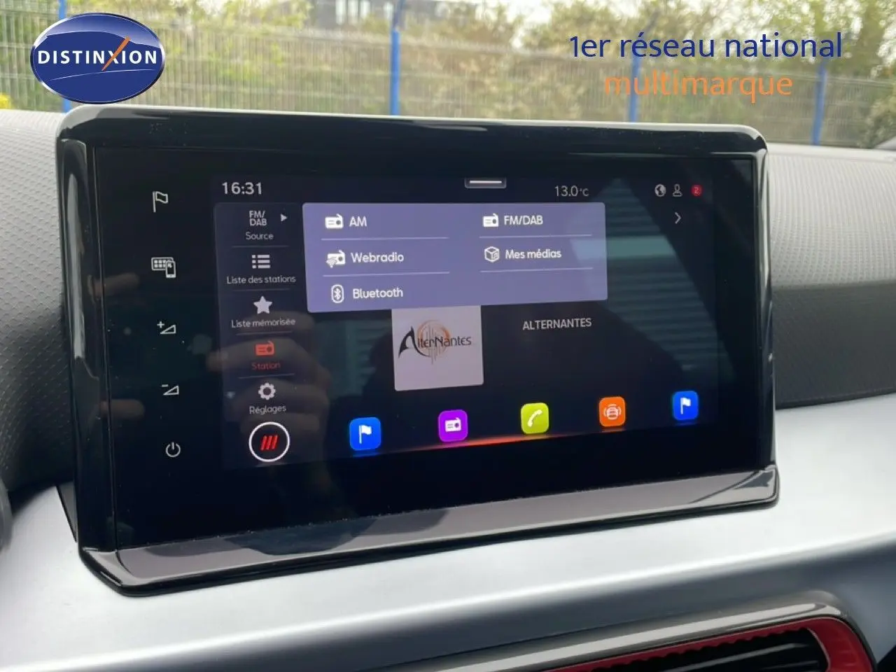 Écran tactile central de la SEAT Arona 2025 affichant les options radio et connectivité, intérieur moderne noir.