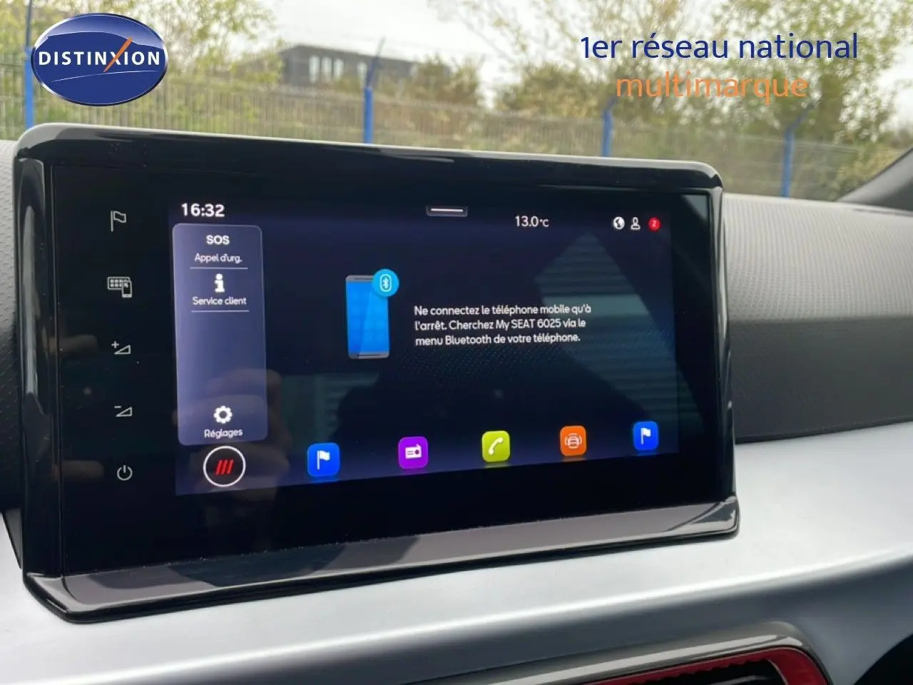 Écran tactile central du tableau de bord du SEAT Arona 2025, affichant les options de connectivité et réglages.