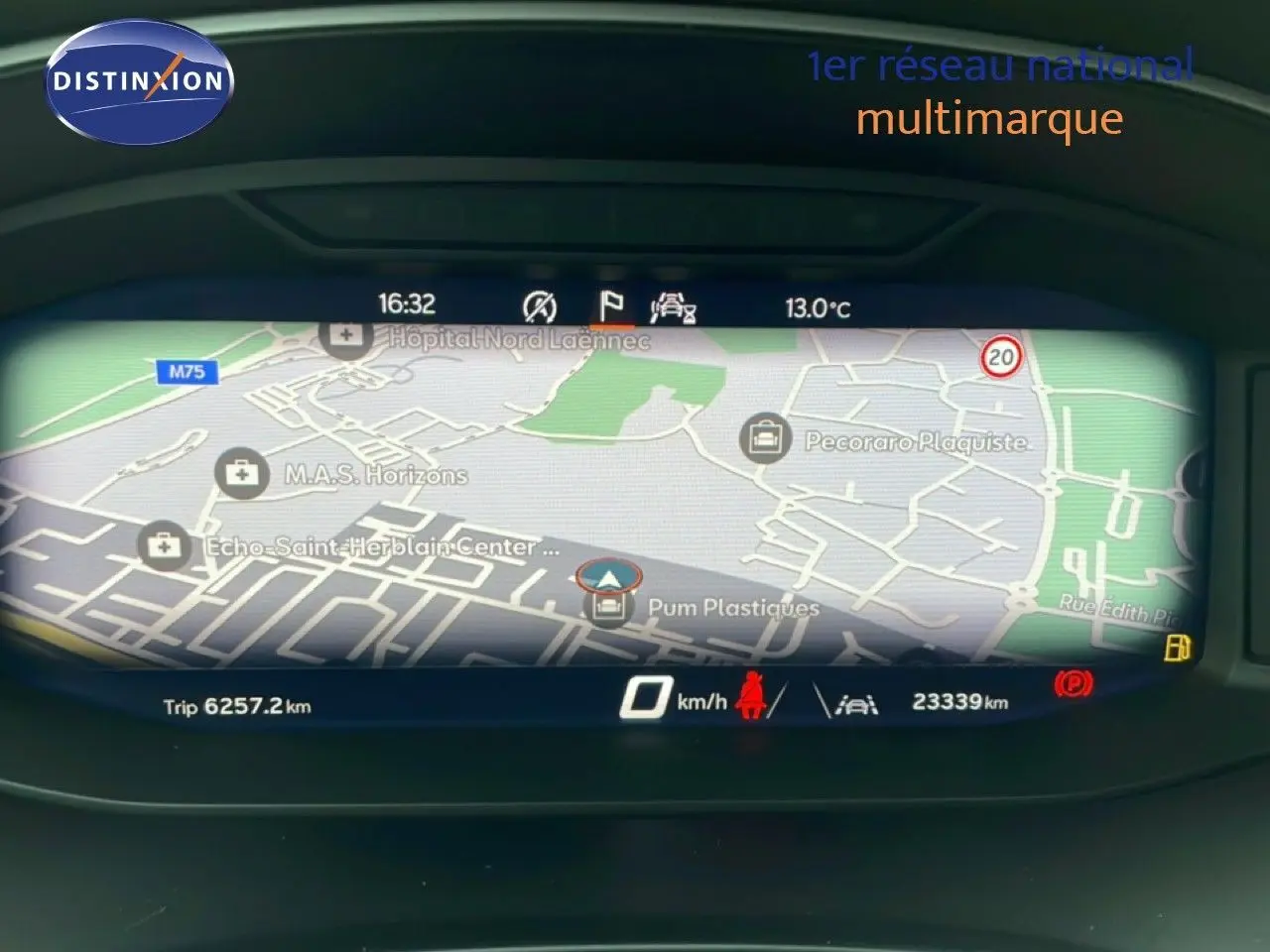 Affichage numérique du tableau de bord SEAT Arona 2025 montrant la navigation GPS et les informations de conduite.