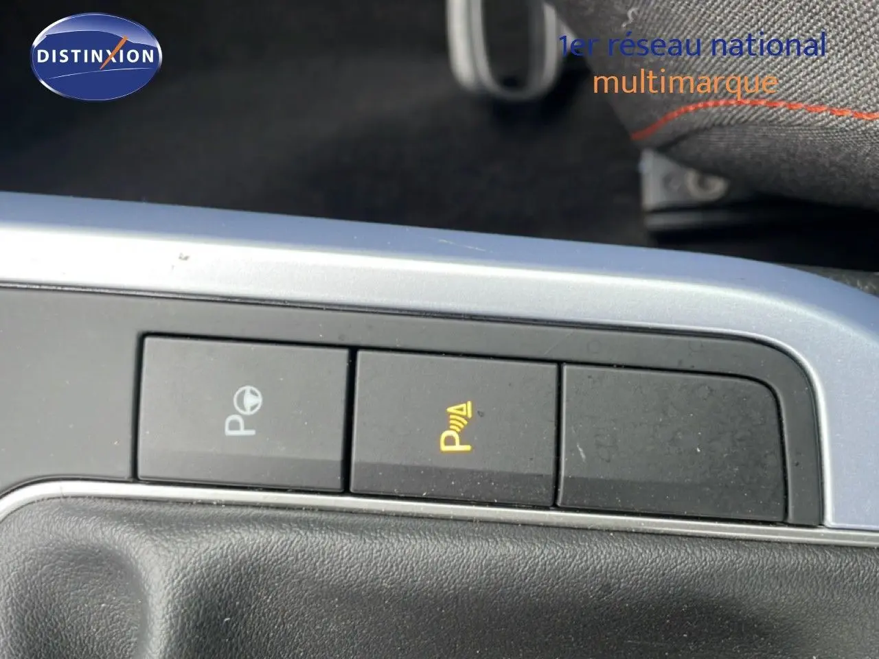 Détail des boutons de la console centrale du SEAT Arona 2025, avec fonction parking et assistance visible.