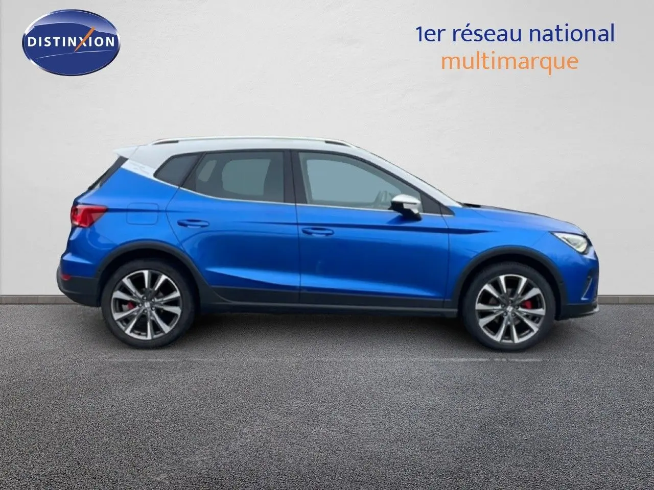 Vue latérale gauche d'un SEAT Arona 2025 bleu saphir métal avec toit blanc et jantes alliage.