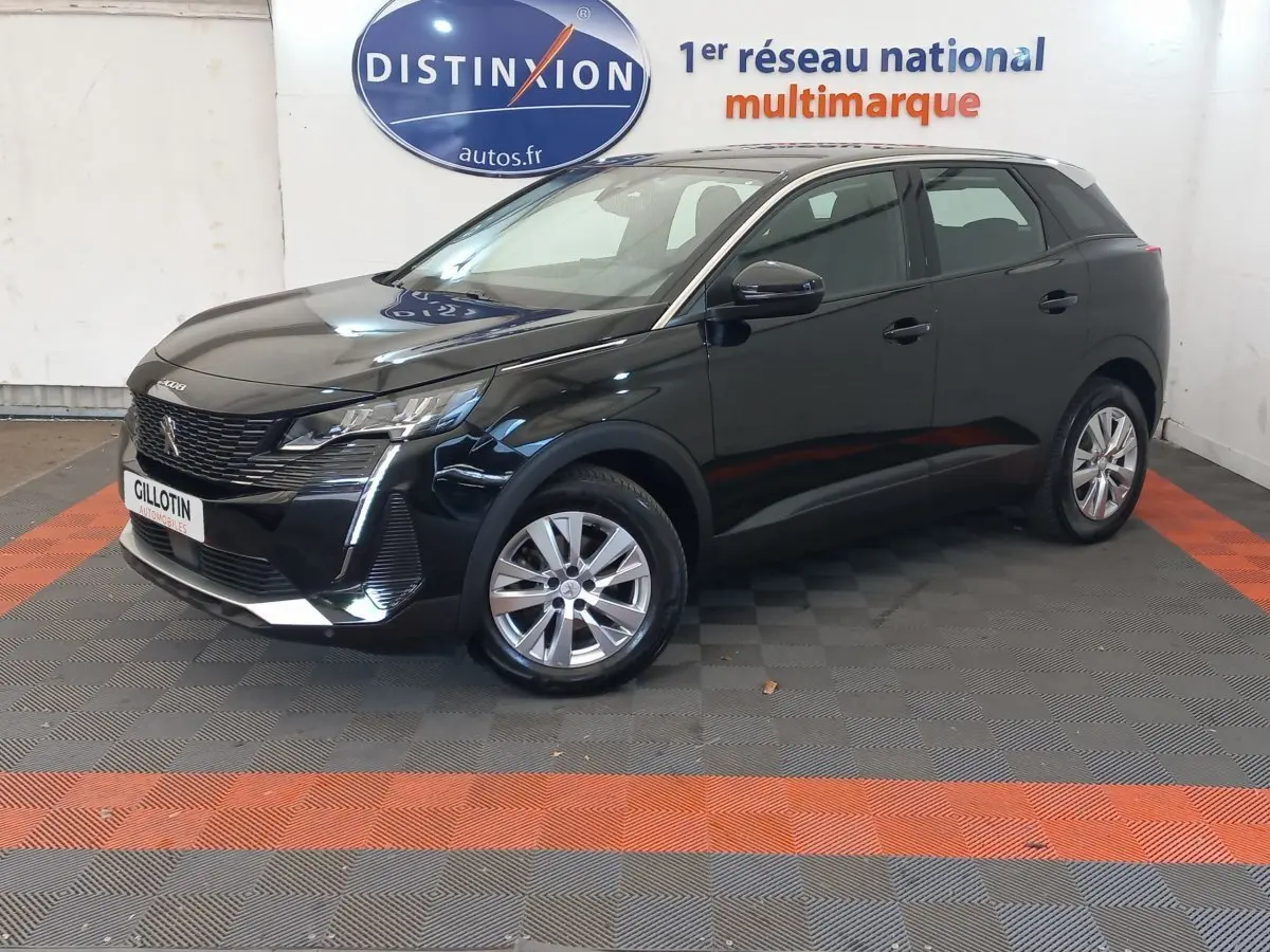 Peugeot 3008 noir vue 3/4 avant droit en intérieur, avec calandre distinctive et jantes alliage.