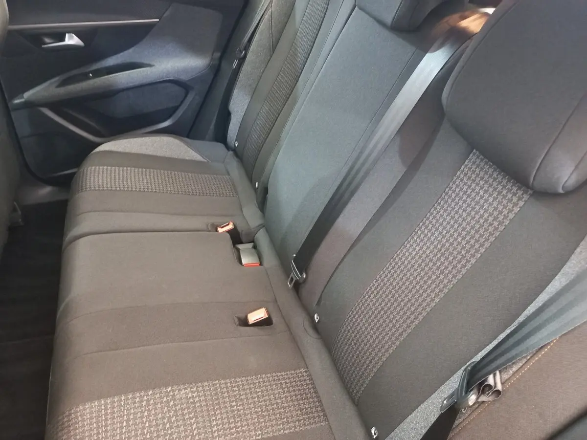 Vue intérieure côté gauche de la banquette arrière noire du Peugeot 3008 2022 avec ceinture de sécurité visible.