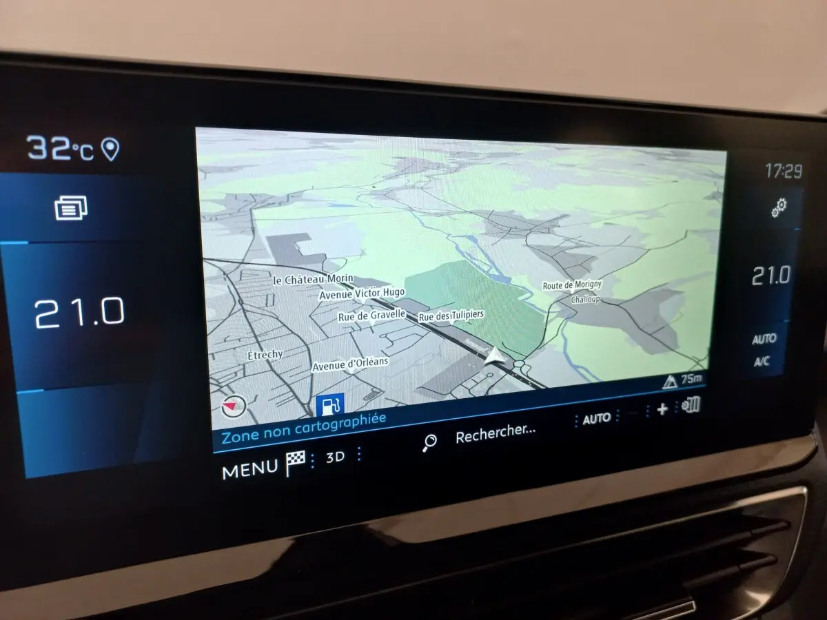 Écran tactile central du Peugeot 3008 noir 2022 affichant la navigation avec température intérieure à 21°C.