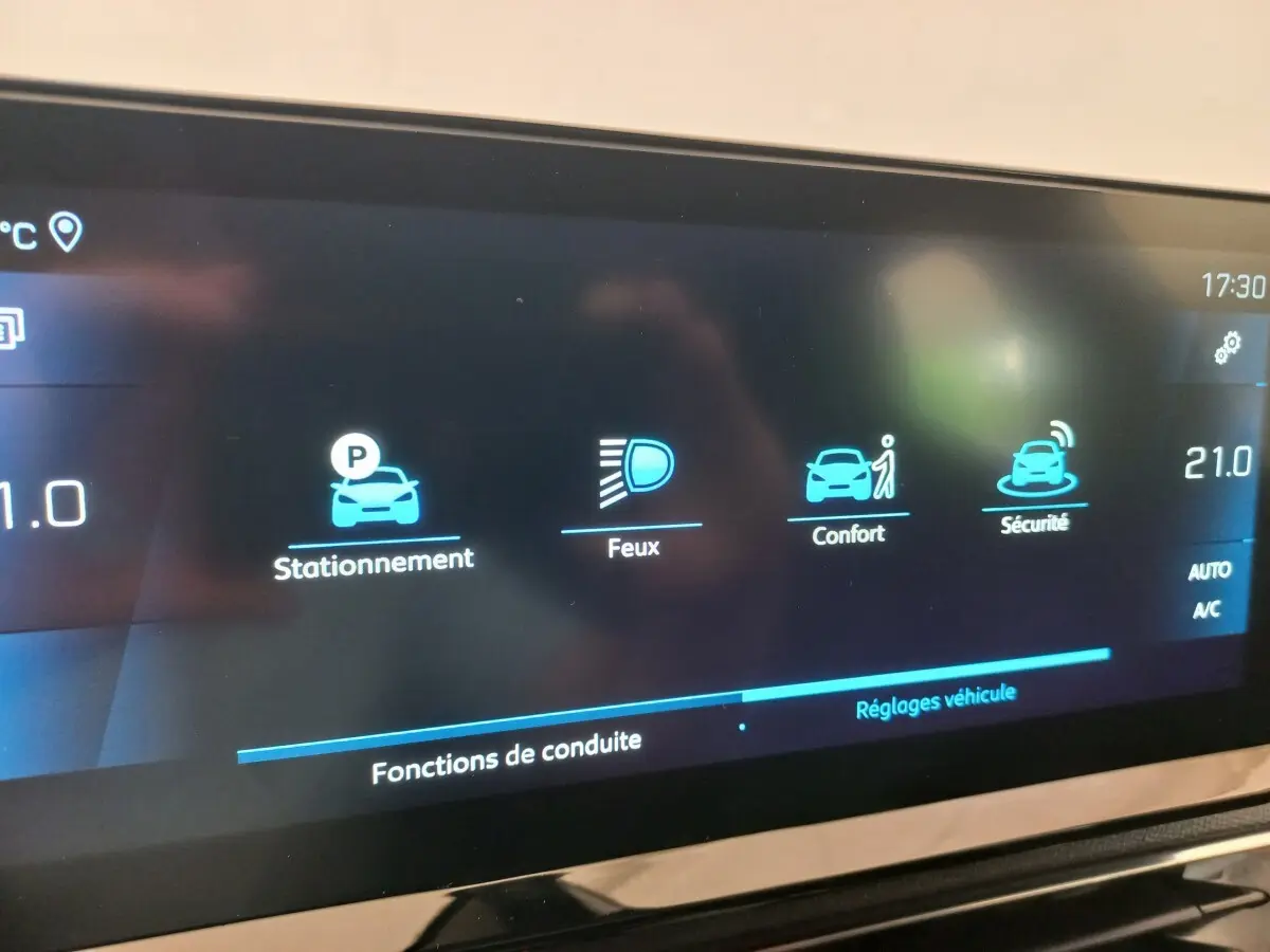 Écran tactile intérieur du Peugeot 3008 noir 2022 affichant les réglages de stationnement, feux, confort et sécurité.