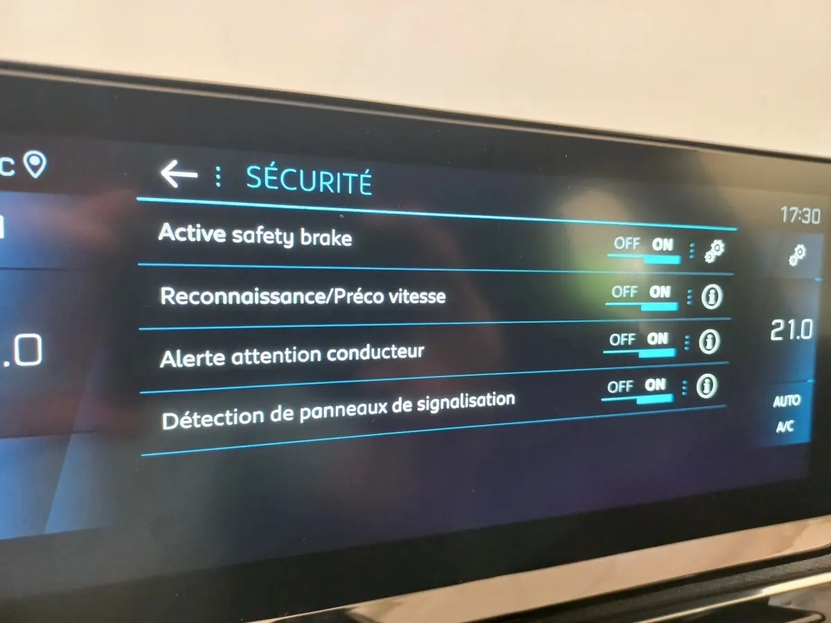Écran tactile intérieur affichant les options de sécurité du Peugeot 3008 noir, vue rapprochée du tableau de bord.