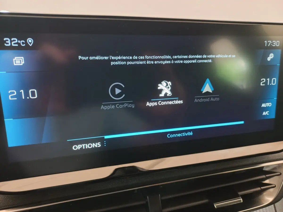 Écran tactile central du tableau de bord du Peugeot 3008 noir, affichant Apple CarPlay et Android Auto.
