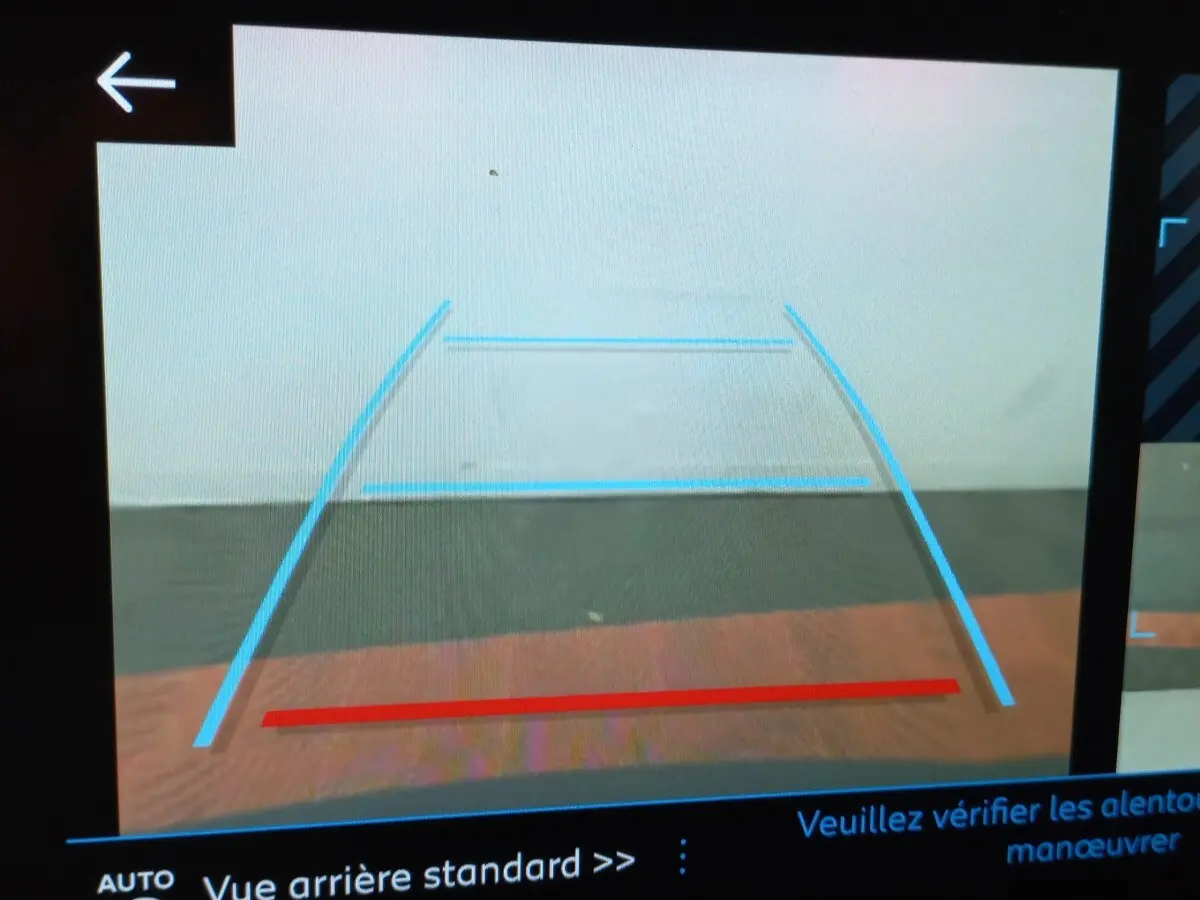 Vue arrière caméra de recul du Peugeot 3008 noir, affichant les lignes de guidage bleues et rouge sur écran.