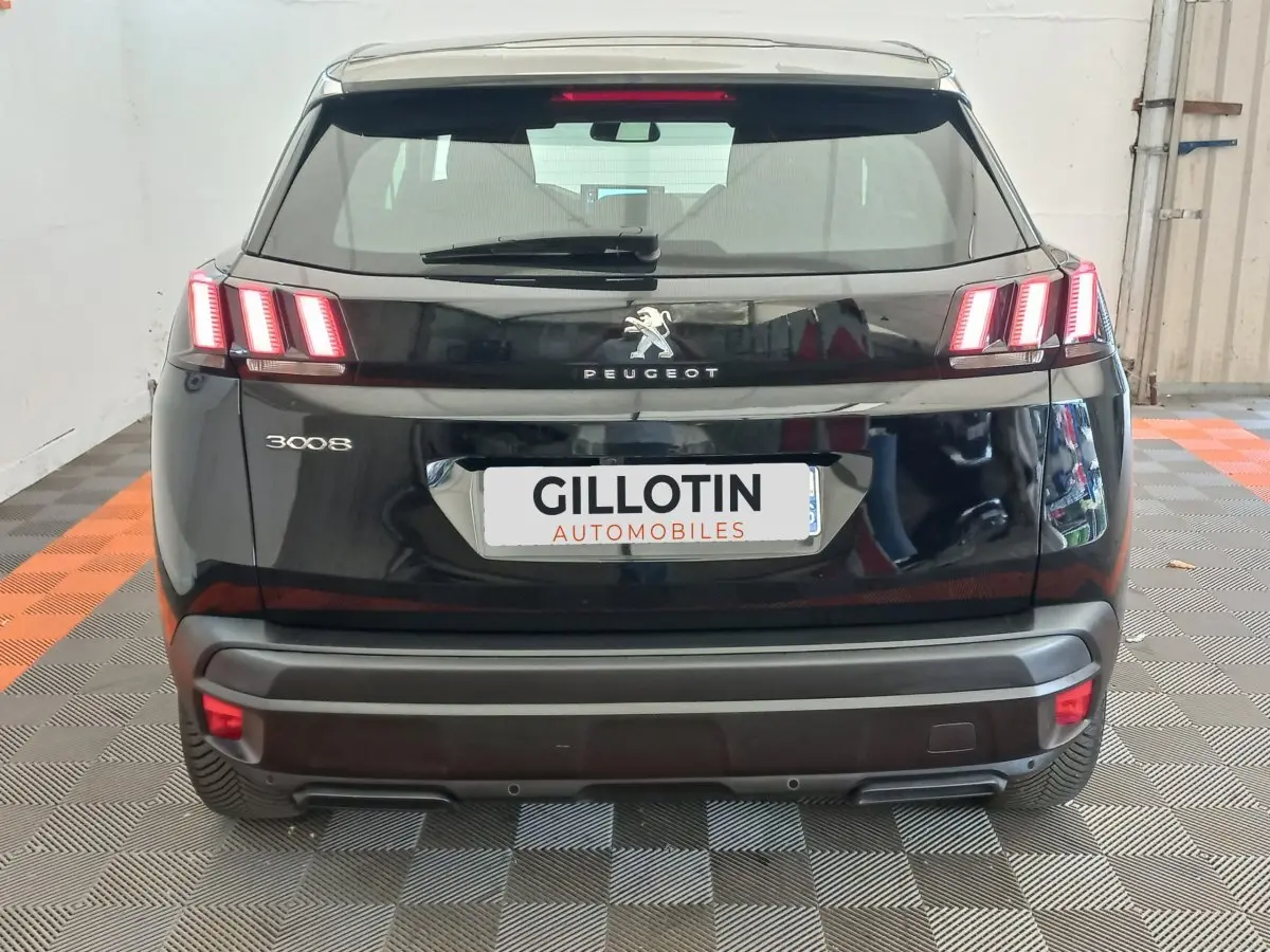 Vue arrière d’un Peugeot 3008 noir de 2022 avec feux LED caractéristiques et logo Peugeot bien visible.