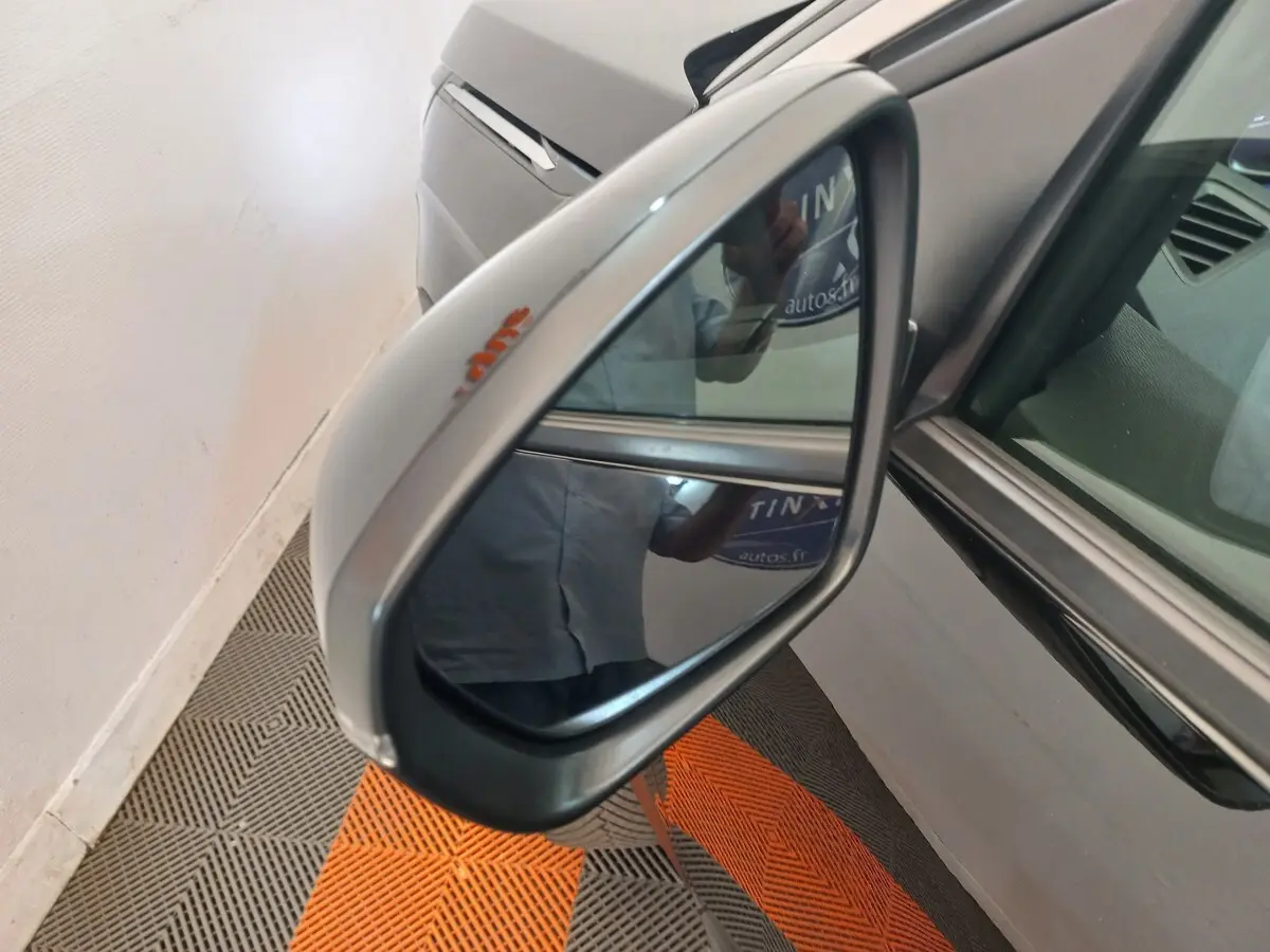 Rétroviseur extérieur côté gauche gris argent du Peugeot 3008 2022 avec carrosserie noire visible en partie.