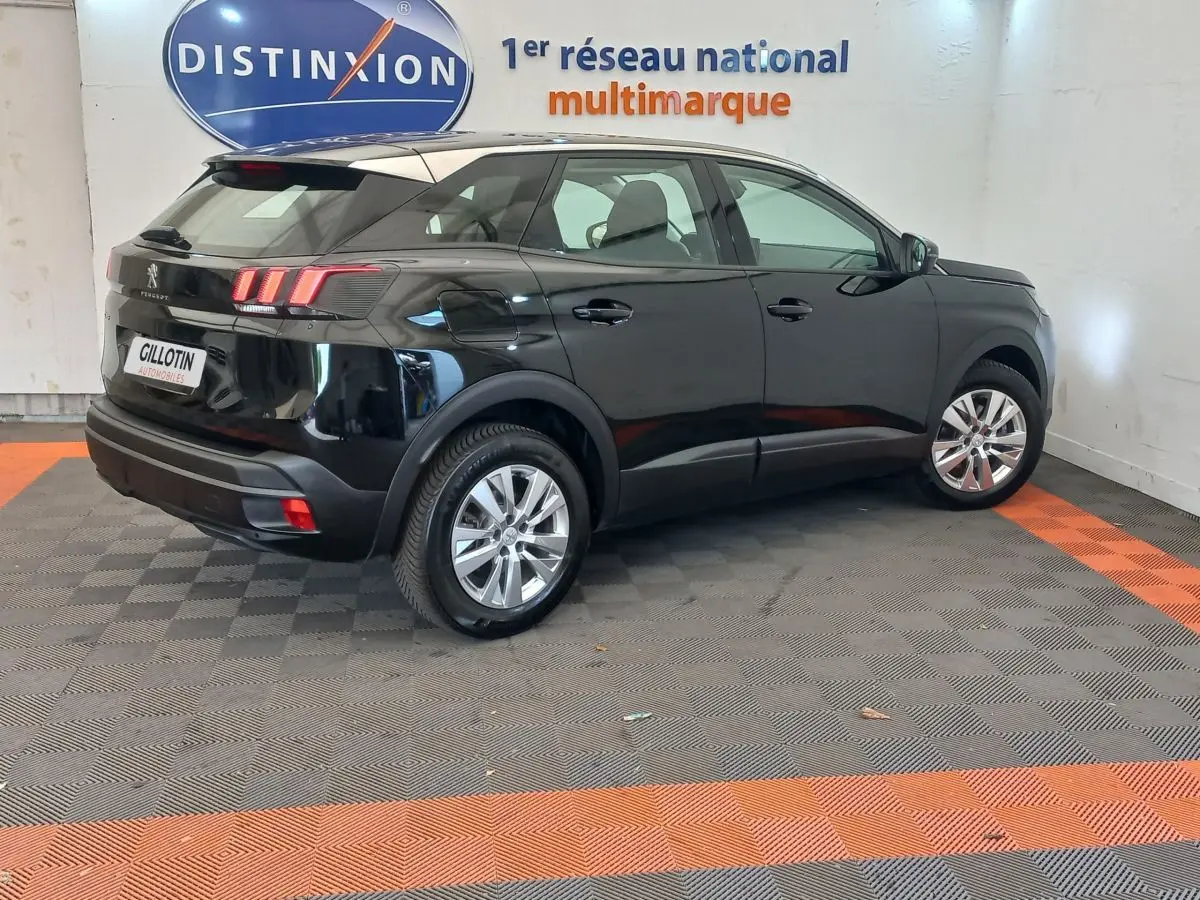 Vue 3/4 arrière droite d’un Peugeot 3008 noir 2022, avec feux arrière LED et jantes argentées visibles.