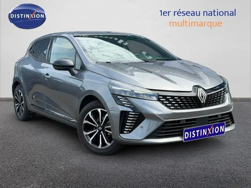 Renault Clio 2025 gris schiste vue 3/4 avant droit, calandre noire et jantes alliage distinctives.
