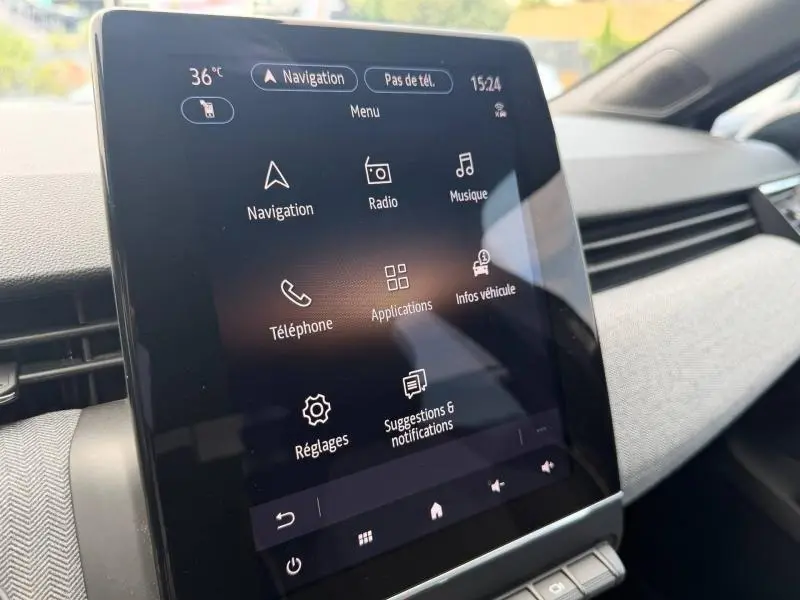 Écran tactile central de la Renault Clio gris schiste 2025, affichant le menu multimédia intérieur côté droit.