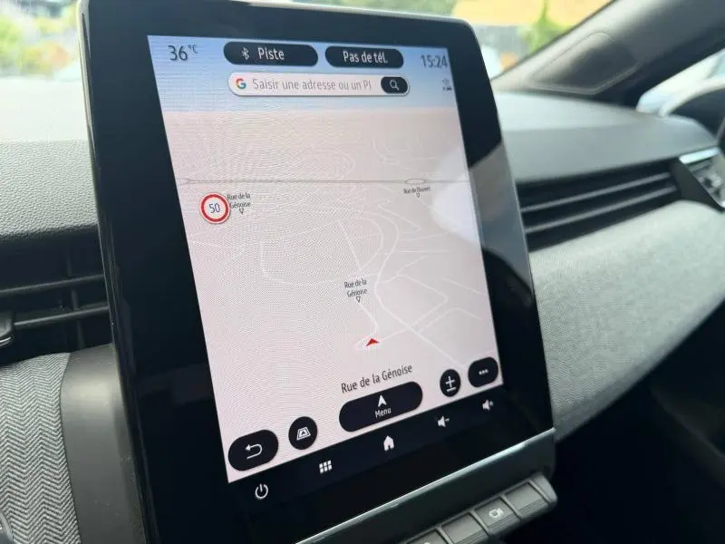 Écran tactile central affichant la navigation GPS dans l'habitacle gris d'une Renault Clio 1.0 Eco-G 2025.