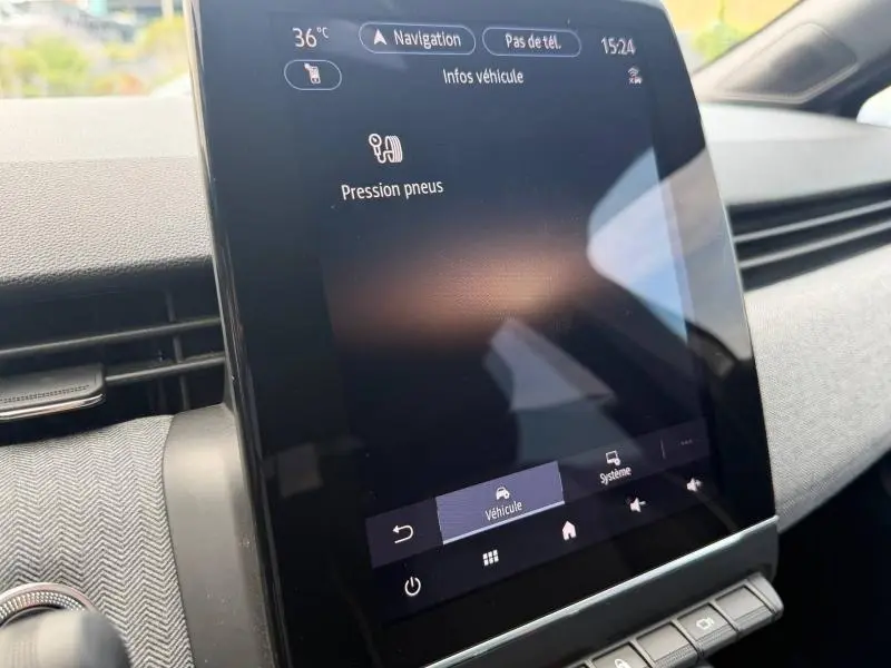 Écran tactile central de la Renault Clio gris schiste 2025 affichant la pression des pneus, vue intérieure côté droit.
