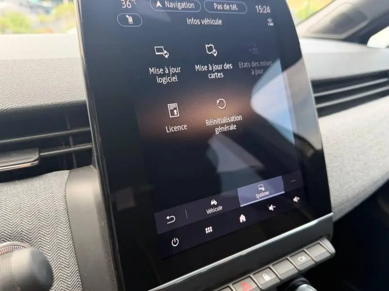Gros plan sur l'écran tactile central du tableau de bord de la Renault Clio gris schiste, affichant les options de mise à jour.