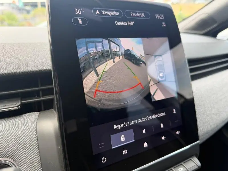 Écran tactile intérieur montrant la caméra 360° de la Renault Clio gris schiste, vue arrière avec guidage de recul.
