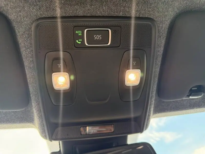 Plafonnier intérieur avec éclairage LED et bouton SOS visible dans une Renault Clio gris Schiste 2025.