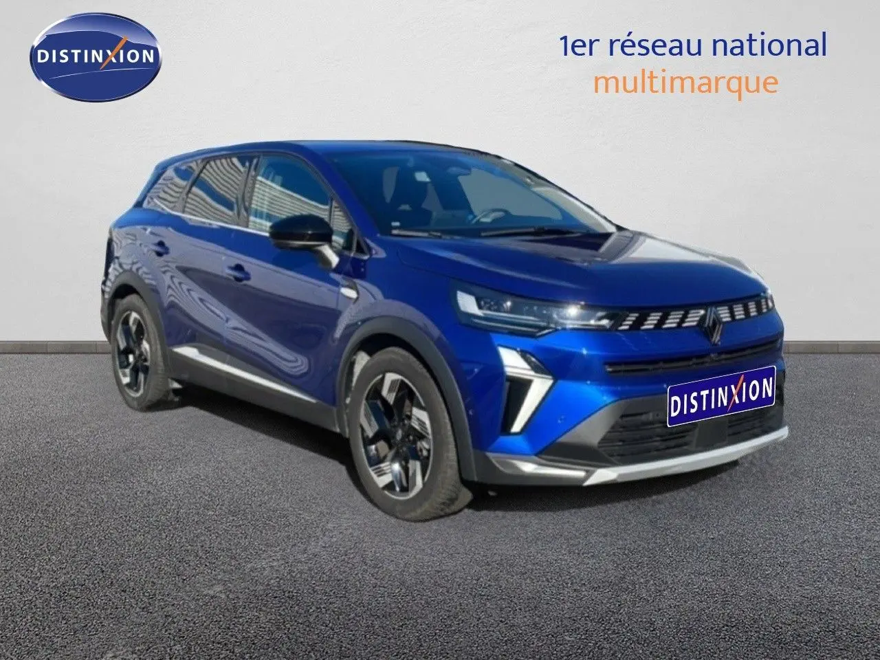 Renault Symbioz 2025 bleu Iron Metal en 3/4 avant droit, SUV hybride avec signature lumineuse distinctive.