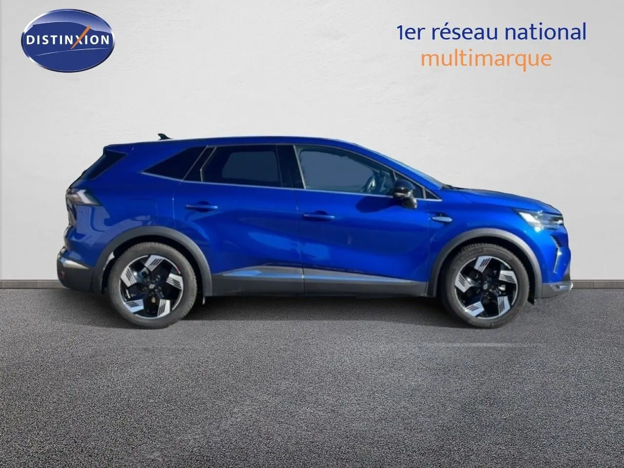 Profil droit du Renault Symbioz 2025 bleu iron metal, SUV hybride avec jantes bicolores et lignes dynamiques.