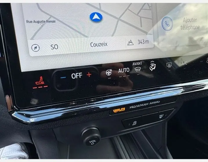 Détail de l'écran tactile central avec commandes climatisation et navigation du Ford Puma bleu Aqua Blue 2025 en intérieur