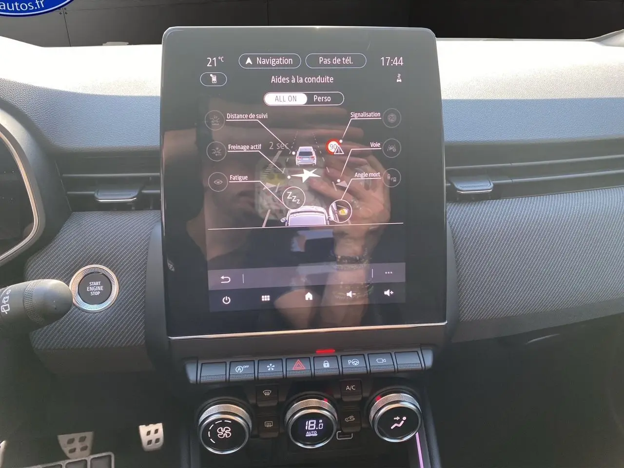 Écran tactile central affichant les aides à la conduite dans l’habitacle noir de la Renault Clio V TCe 90 Esprit Alpine.