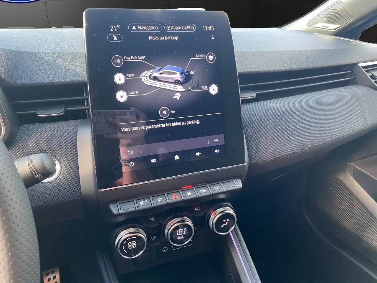 Vue intérieure du tableau de bord de la Renault Clio V TCE 90 Esprit Alpine bleu Iron, écran tactile avec aides au parking.