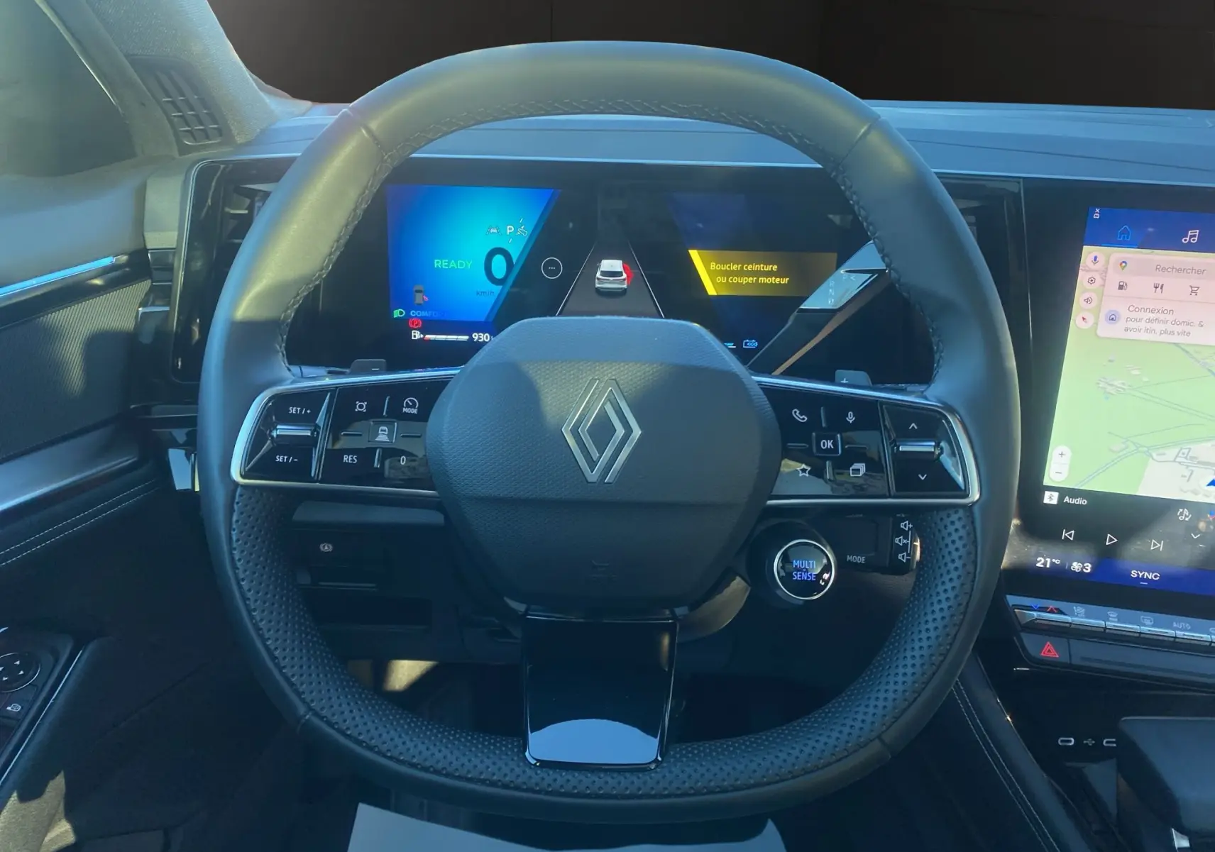 Vue intérieure centrée sur le volant multifonction et le tableau de bord numérique du Renault Austral Full Hybrid 2025.