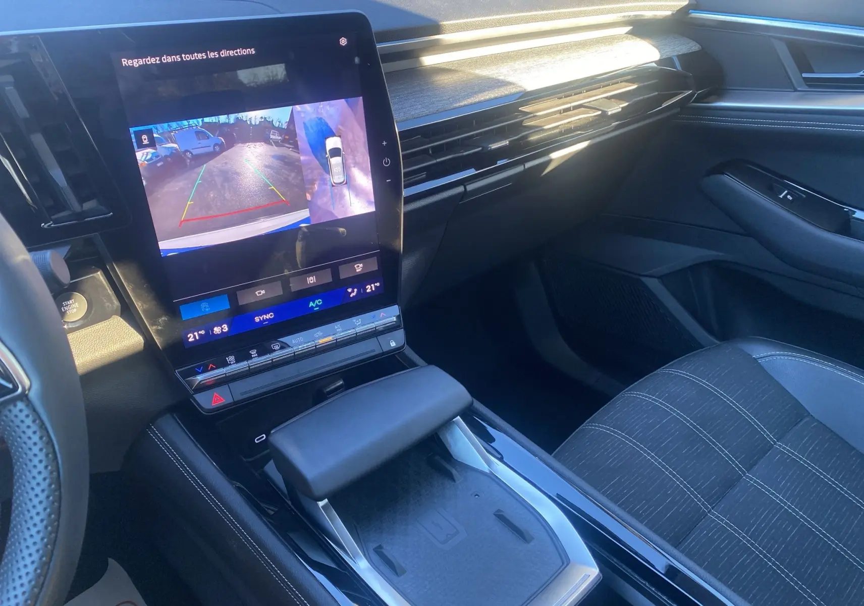 Vue intérieure côté passager du Renault Austral 2025, écran tactile affichant la caméra 360 et console centrale moderne.