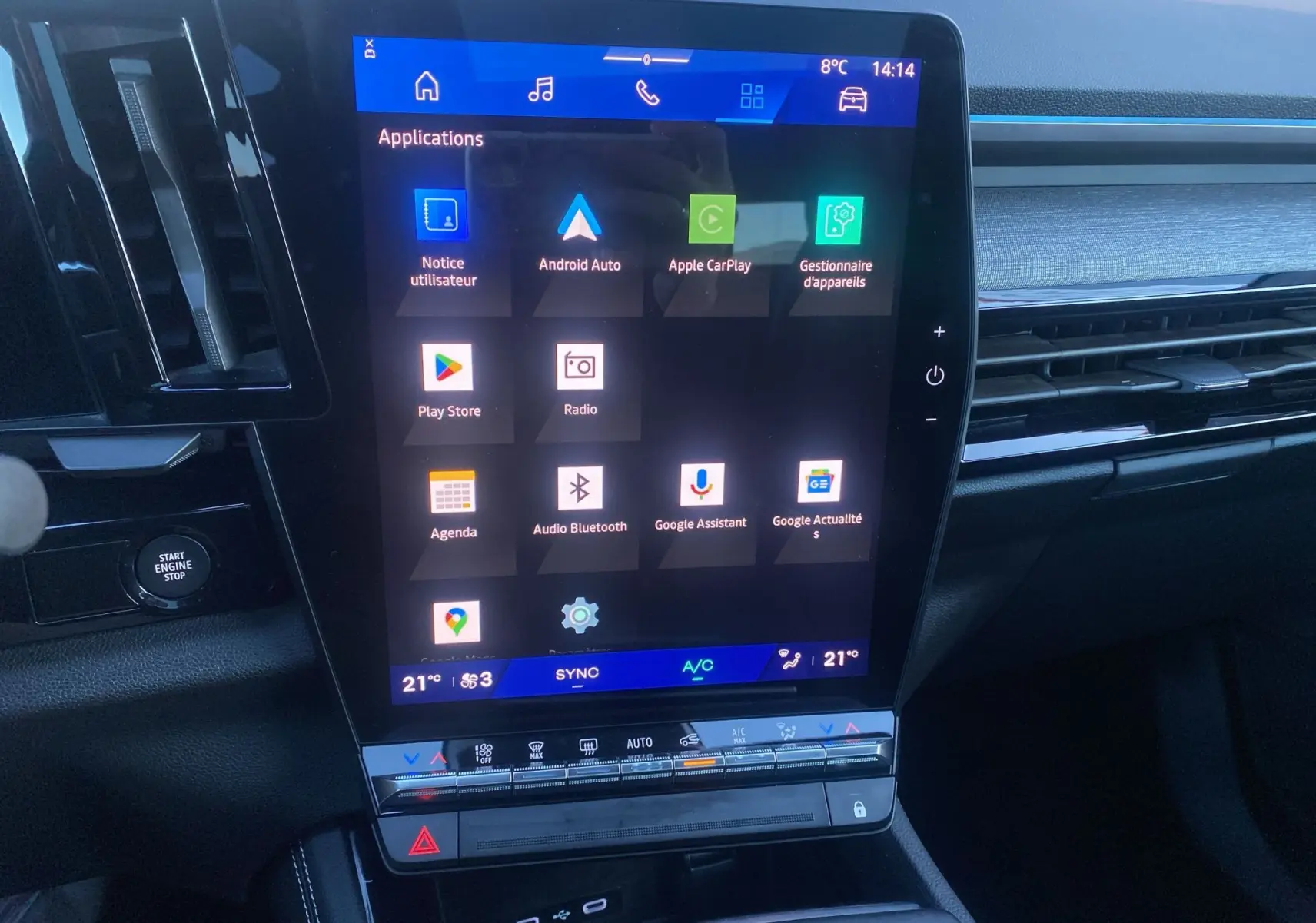 Vue rapprochée de l'écran tactile central 12'' du Renault Austral 2025, affichant les applications Android Auto et Apple CarPlay.