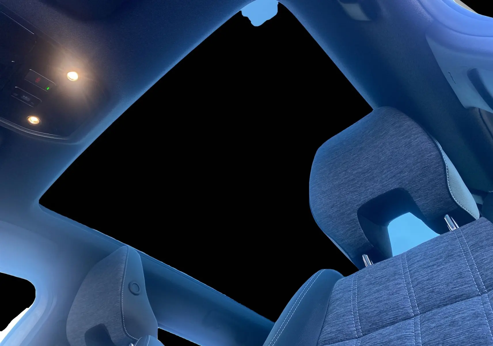 Vue intérieure en contre-plongée du toit panoramique ouvert et des sièges avant gris du Renault Austral Full Hybrid 2025.