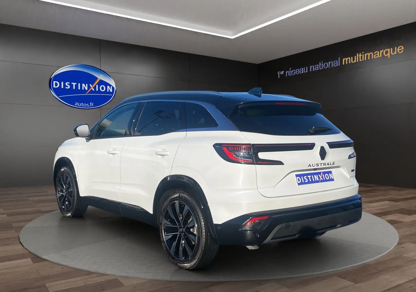 Vue 3/4 arrière droite du Renault Austral blanc nacré avec toit noir panoramique et jantes alu noires.