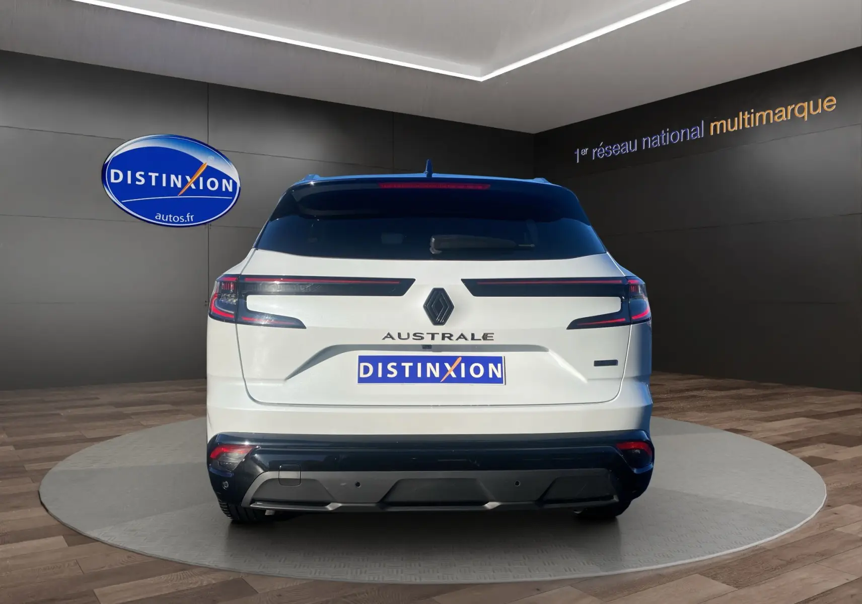 Vue arrière d'un Renault Austral blanc nacré avec toit noir, feux LED et logo distinctif au centre.